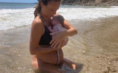 Mum Welcomes Son In ‘Free Birth’ In The Ocean – But Some Think It’s Not ‘sᴀɴɪtᴀʀʏ’